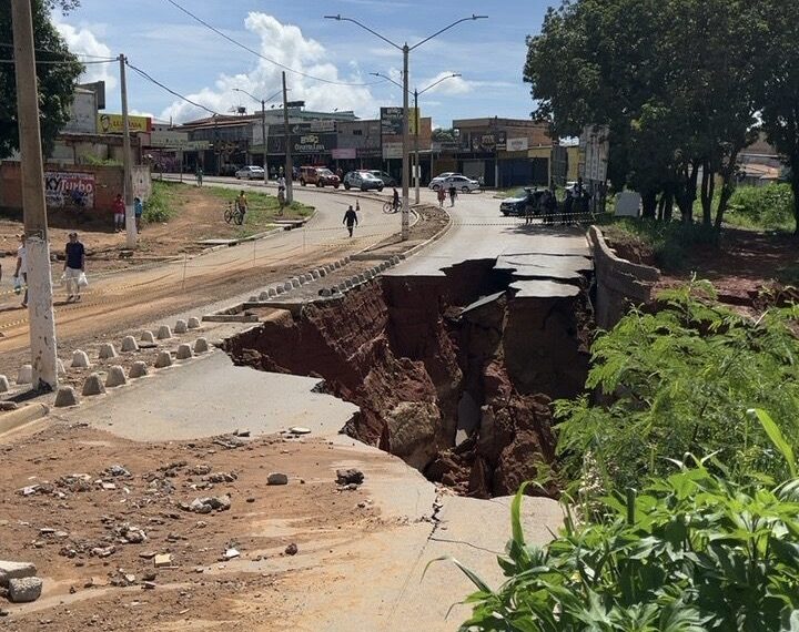 Grande parte de avenida desmorona após forte chuva, em Luziânia