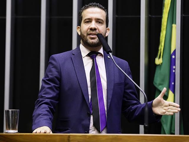 Ministério Público investiga suposto esquema de rachadinha envolvendo Janones