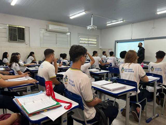 Aulas na rede estadual voltam amanhã, segunda; Governo dará kits de uniformes e materiais aos…