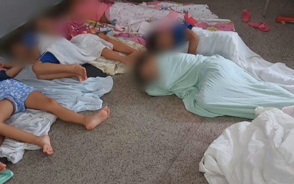 Crianças dormindo em chão de CMEI é ato que pode ser configurado como maus-tratos, segundo…