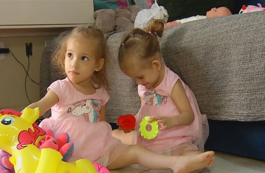 Um ano após cirurgia em Goiânia, gêmeas siamesas têm vida normal