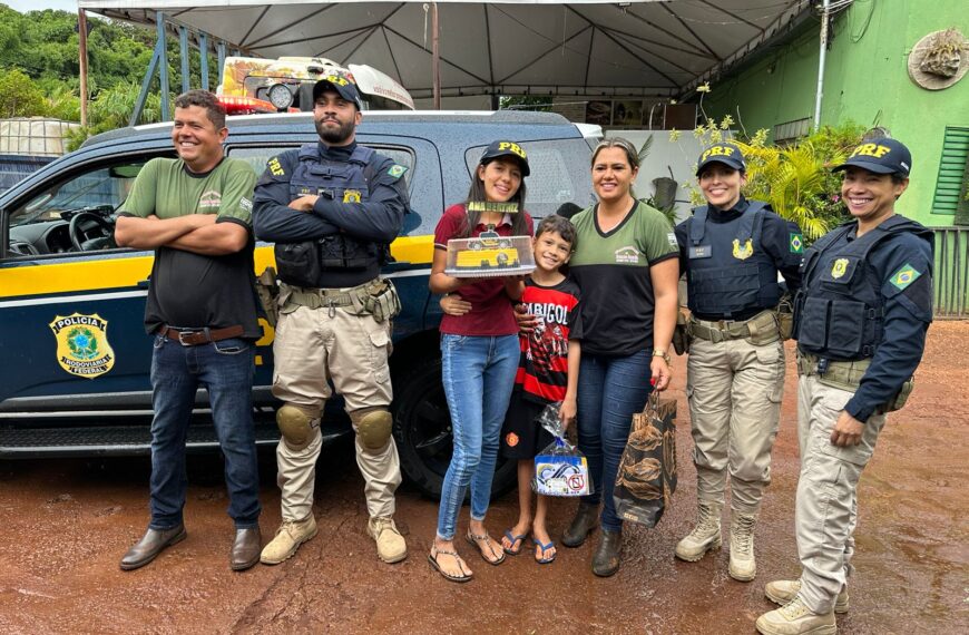 Garota que sonha em ser policial comemora aniversário com PRF, em Aparecida