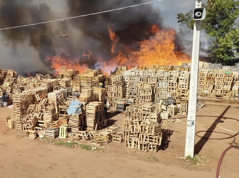 Incêndio de altas proporções atinge Ceasa, em Goiânia