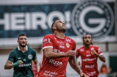 Goiás e Vila ficam no zero a zero em clássico disputado na Serrinha