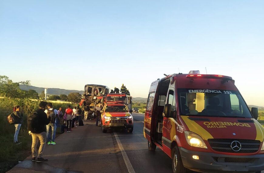 Colisão entre ônibus e caminhão deixa 18 feridos na BR-060, em Guapó