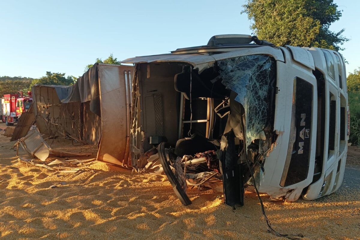 Caminhoneiro morre após acidente na GO-164, em Quirinópolis; teto da cabine foi arrancado