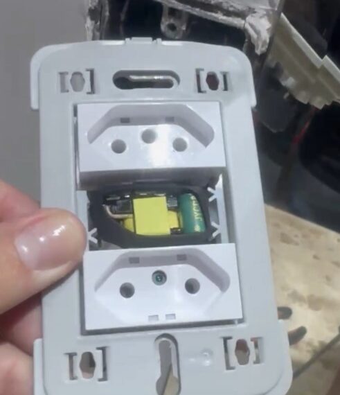 Casal encontra câmera escondida em tomada de quarto de motel, em Senador Canedo