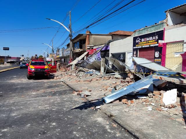 Marquise de loja desaba e trabalhador fica ferido, em Aparecida 