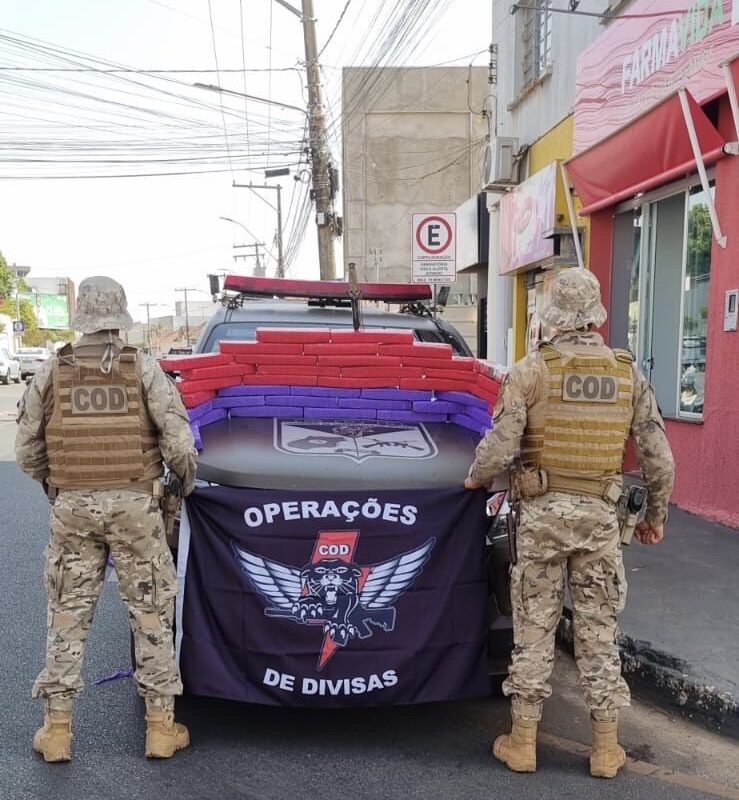 Perseguição do COD termina com acidente de traficante, prisão e 45 kg de maconha apreendidos