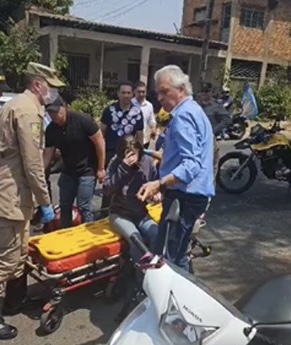 Ronaldo Caiado interrompe carreata para socorrer vítimas de acidente de trânsito, em Aparecida 