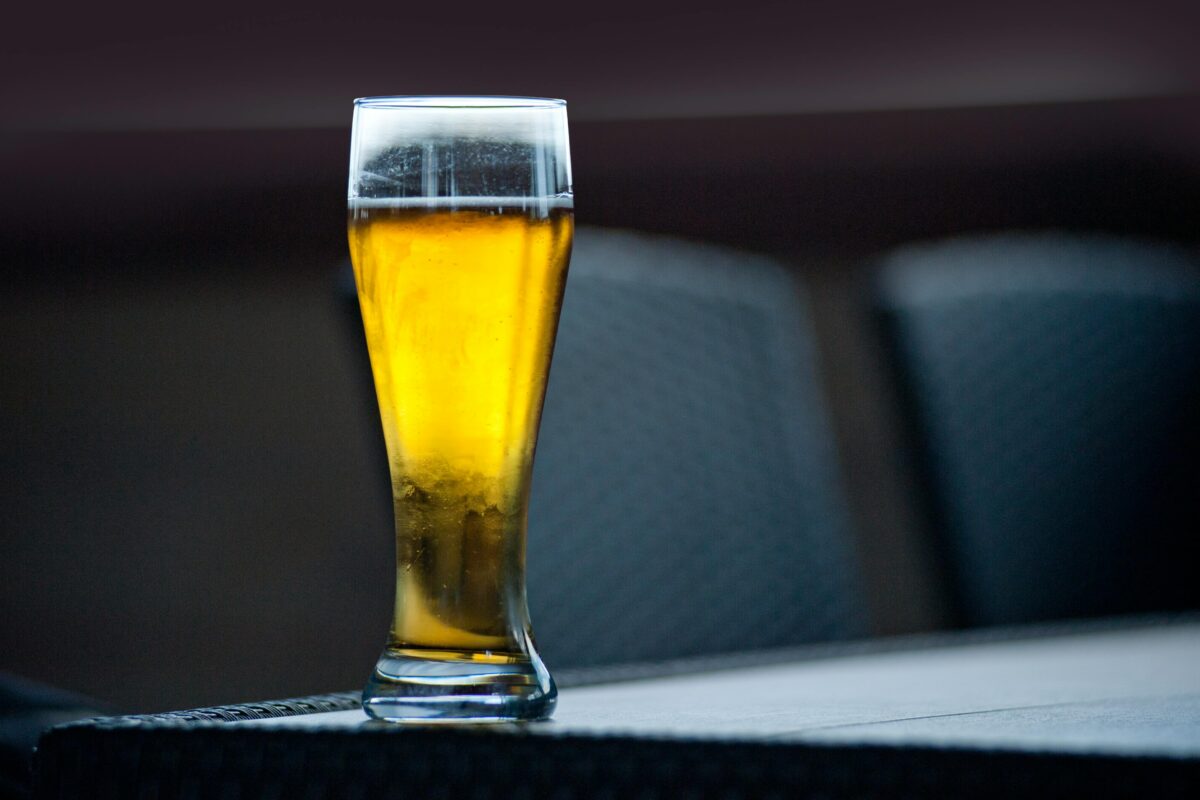 Jovem mata padrasto que o proibiu de tomar cerveja em encontro familiar 