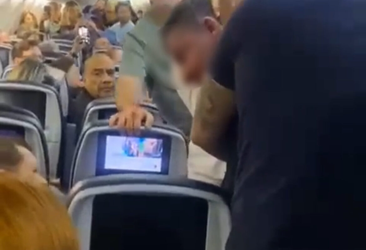 Homem em surto tenta abrir porta de avião; Goianos ajudaram a conter o passageiro 