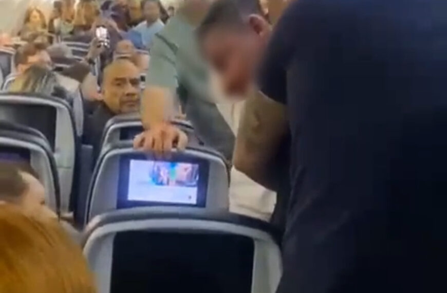 Homem em surto tenta abrir porta de avião; Goianos ajudaram a conter o passageiro 