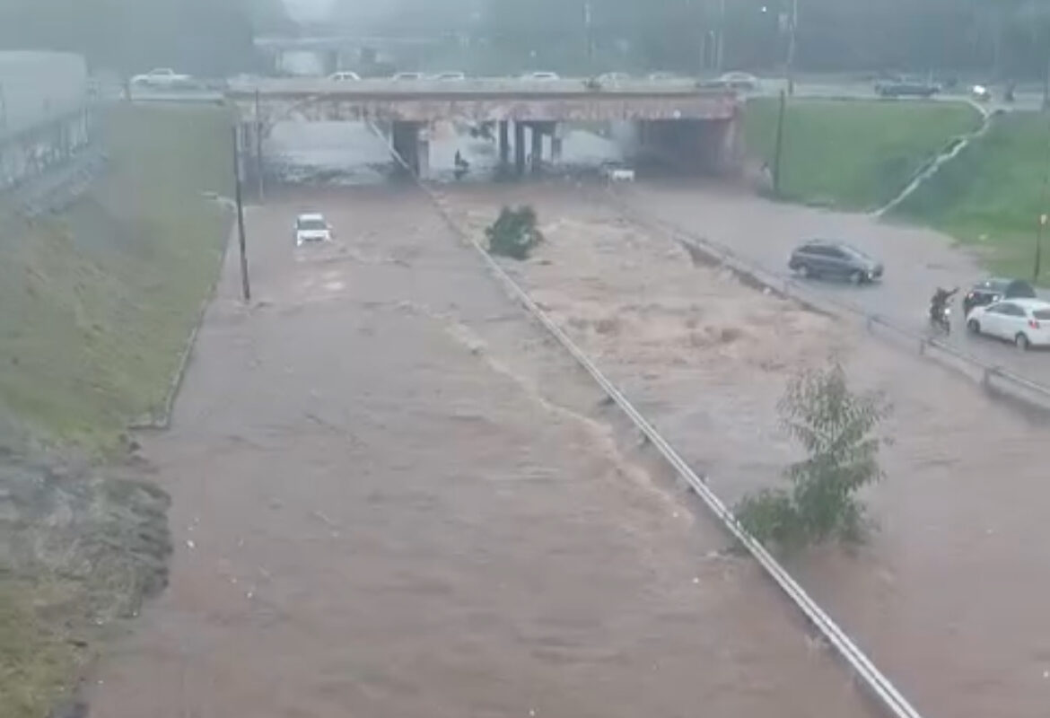 Pontos da Marginal Botafogo são interditados parcialmente após fortes chuvas 