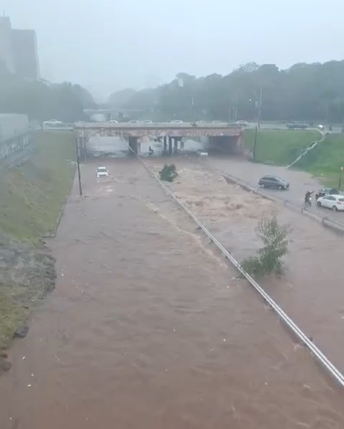 Pontos da Marginal Botafogo são interditados parcialmente após fortes chuvas 