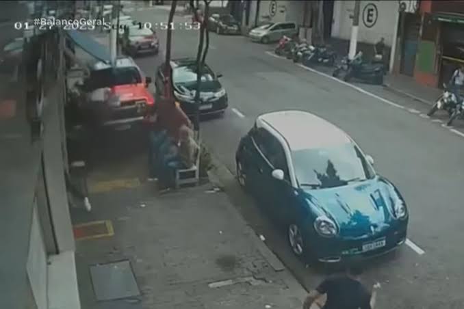 Carro invade calçada e atropela cinco pessoas; um idoso morreu