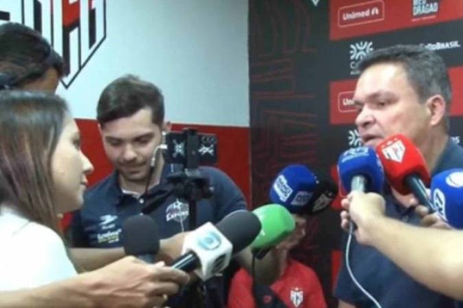 Adson Batista, presidente do Atlético-GO, causa polêmica com repórter da CBN em entrevista coletiva 
