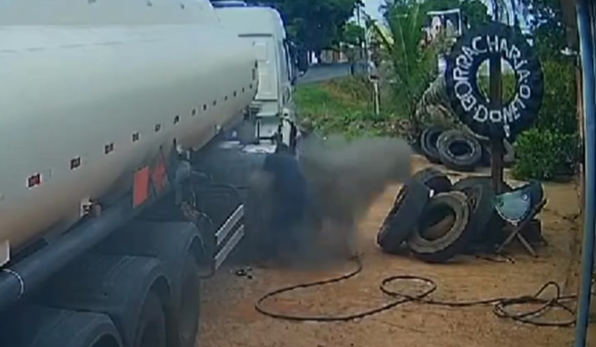 Pneu de carreta explode enquanto borracheiro fazia a troca 