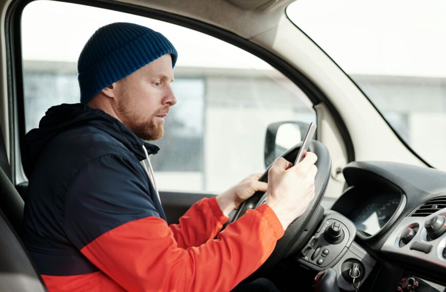 Mexer no celular enquanto espera no semáforo pode gerar multa gravíssima