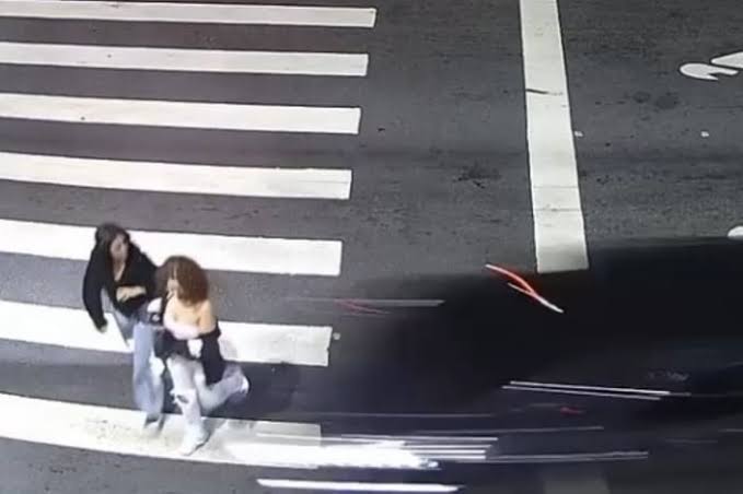 Jovens morrem atropeladas enquanto atravessavam na faixa de pedestre 