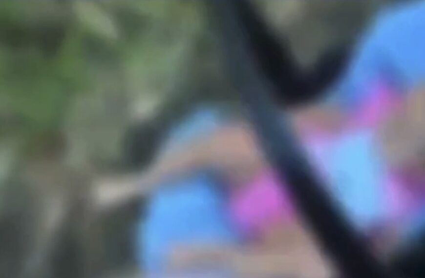 Mãe deixa bebê de seis meses em calçada e é presa