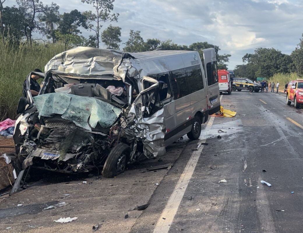 Van envolvida em acidente que matou oito pessoas não tinha autorização para transportar passageiros 