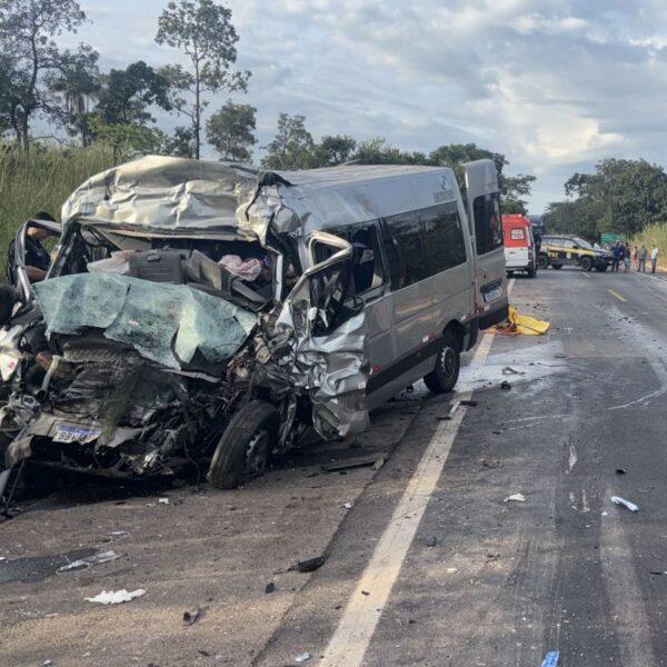 Van envolvida em acidente que matou oito pessoas não tinha autorização para transportar passageiros 