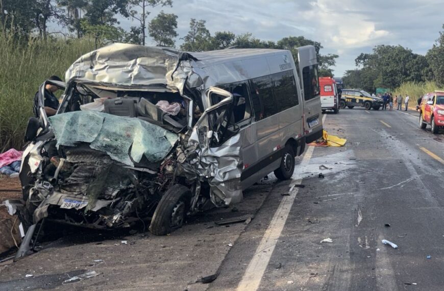 Van envolvida em acidente que matou oito pessoas não tinha autorização para transportar passageiros 