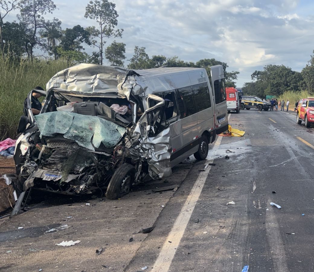 Van envolvida em acidente que matou oito pessoas não tinha autorização para transportar passageiros 